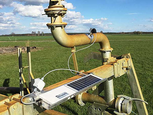 Wasserpumpe für Beregnungsanlage auf Wiese.