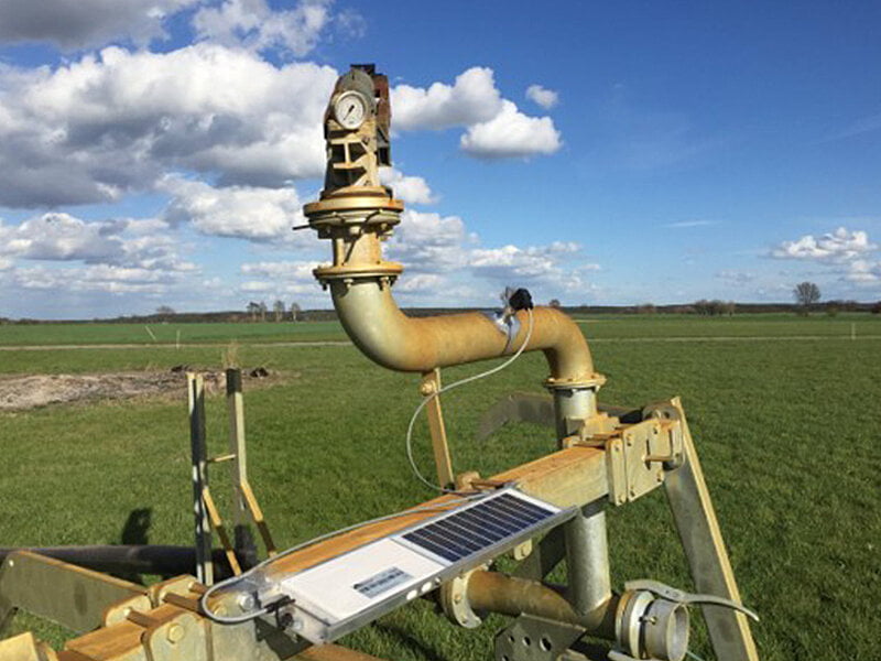 Vízpumpa egy napelemmel egy földön.