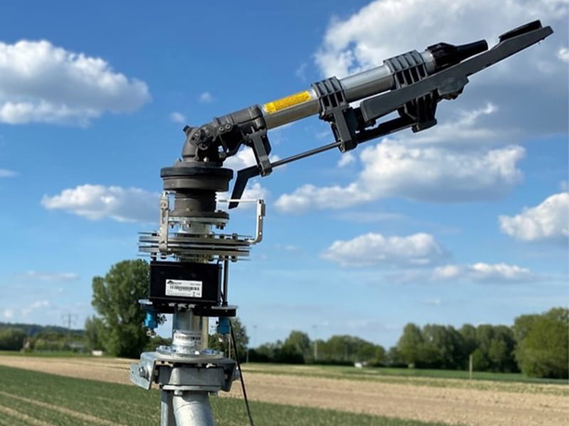 NEXT raindancer vor einem Feld